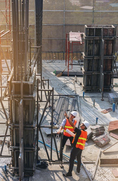 engineer foreman discuss plan 